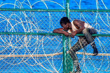 155 migrantes entran cruzando su doble valla  y ocho son devueltos en 'caliente'