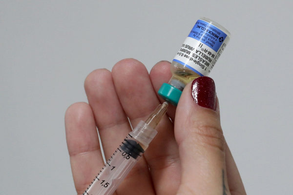 Una doctora aplica una vacuna contra el sarampión.