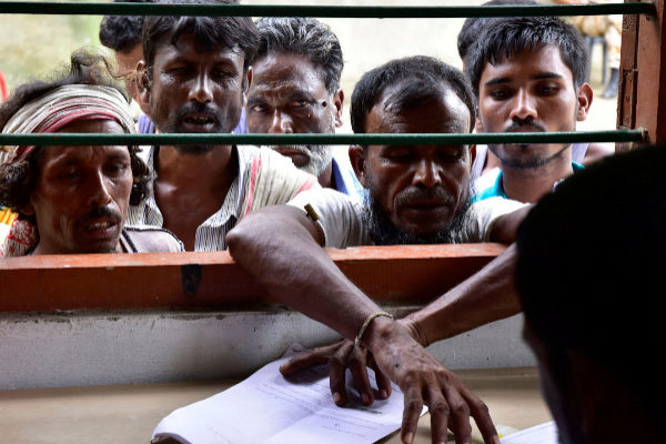 Habitantes el estado indio de Assam buscan sus nombres en el registro: