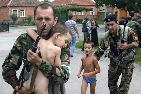 Soldados liberan a dos nios del colegio de Besln, tras el asalto de las fuerzas especiales rusas contra el comando checheno.