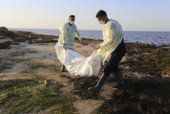  NO UTILIZAR SIN PERMISO DE FOTOGRAFAI Tunisian civil protection workers recover the body of an African migrant near the eastern city of <HIT>Zarzis</HIT>, on July 16, 2019. - A string of deadly shipwrecks since May have left Tunisia overwhelmed with bodies and struggling to find them a final resting place. More than 80 drowned migrants have been retrieved from Tunisian waters, most of them victims of a deadly July 1 shipwreck that left only three survivors. (Photo by FATHI NASRI / AFP) - pedida por rosa para <HIT>mundo</HIT>