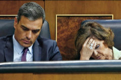 Pedro Snchez y Carmen Calvo, durante el pleno extraordinario en el Congreso dedicado al Open Arms.