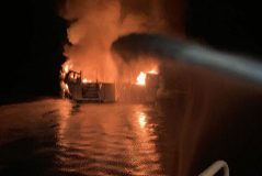 Al menos 30 desaparecidos tras el incendio de un barco