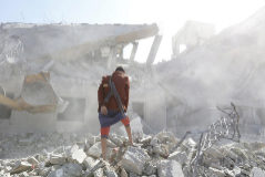 Dhamar (<HIT>Yemen</HIT>).- An armed man inspects a Houthi-held detention center after it was hit by alleged Saudi-led airstrikes in Dhamar, <HIT>Yemen</HIT>, 01 September 2019. According to reports, at least 100 detainees have been killed and about 50 others wounded in alleged Saudi-led airstrikes which targeted a detention center held by the Houthi rebels in the central Yemeni province of Dhamar. EPA/