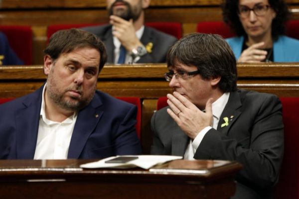 Oriol Junqueras y Carles Puigdemont en el Parlamento catalán.