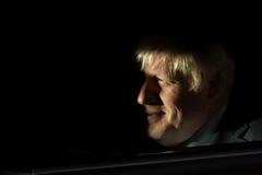 El 'premier' britnico Boris Johnson sale en coche del Parlamento tras su triple derrota en el Parlamento este mircoles.