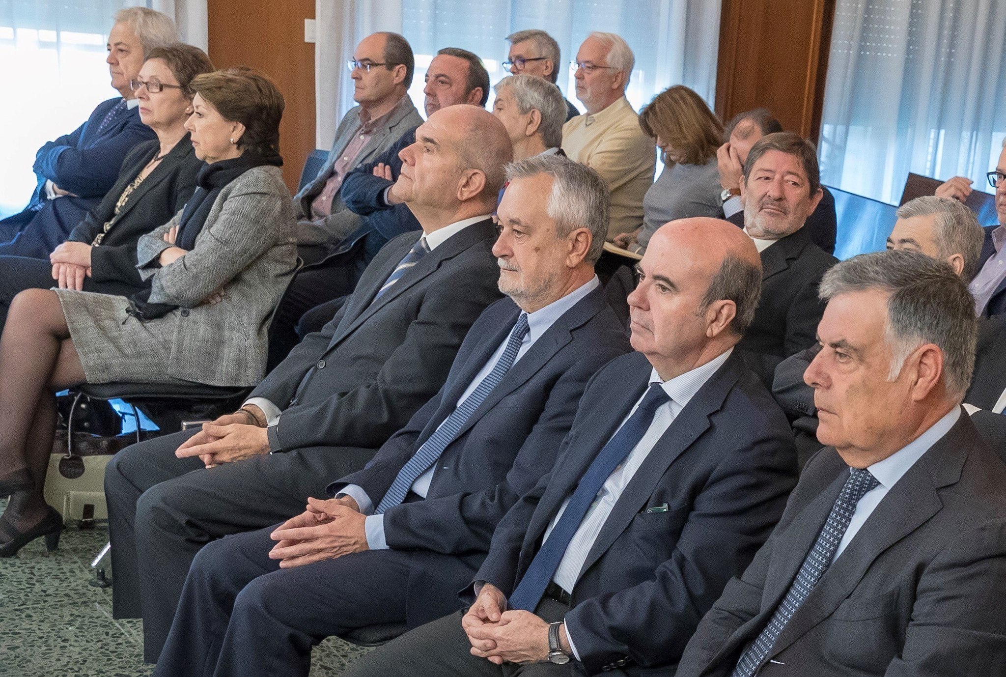 Los ex presidentes Manuel Chaves y Jos Antonio Grin, en el banquillo en el juicio de los ERE en 2018 junto a los ex altos cargos del PSOE tambin enjuiciados.