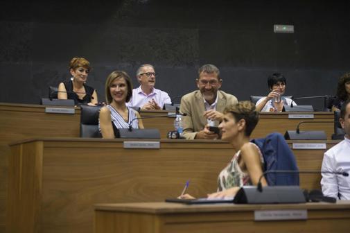 María Chivite, con los diputados de Bildu al fondo, durante su...