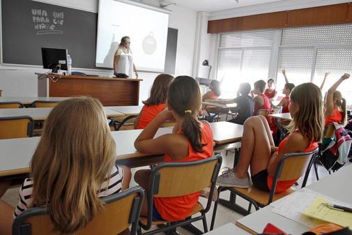 Una profesora imparte su clase en un colegio de Alicante.