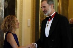 El Rey Felipe VI saluda a Meritxell Batet durante el acto de apertura del ao judicial el pasado lunes en Madrid.