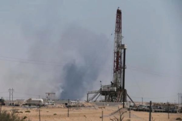 Humo en la planta petrolfera de Aramco en Abqaiq.