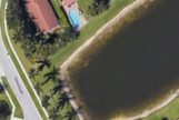 Una imagen de Google Maps muestra el coche en el estanque.