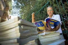 Fernado de la Cueva, profesor que se ha declarado insumiso con el 'e-book' y ha prestado a sus alumnos 120 libros de Matemticas.
