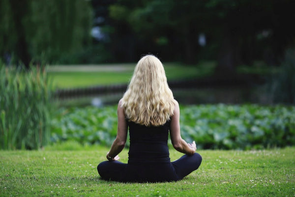 Una mujer practica mindfulness.