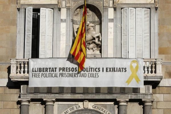 Lazos amarillos en la fachada del Palau de la Generalitat.