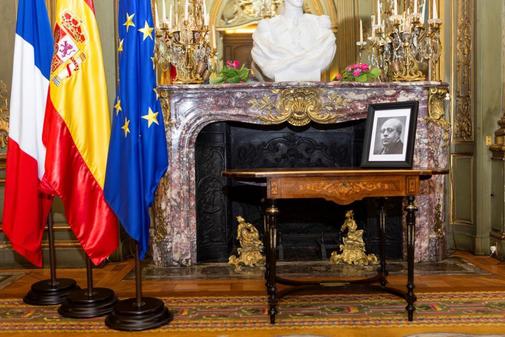 La mesa donde Manuel Azaa firm su renuncia como presidente de la...