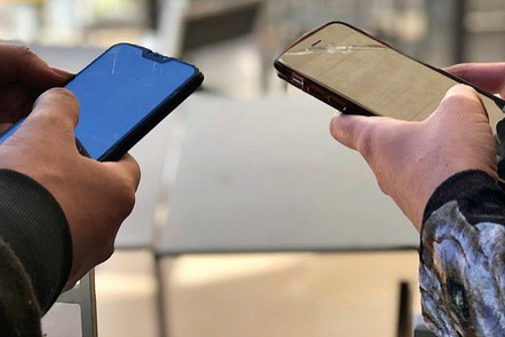 Dos usuarios utilizando sus móviles