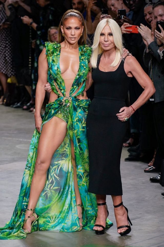 Preceder Vandalir Generalmente hablando Jennifer Lopez cerro junto a Donatella Versace el desfile - Colección  primavera-verano 2020 - Milan Fashion Week | Moda | EL MUNDO