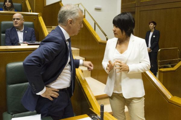 Urkullu, junto a Maddalen Iriarte, en el Parlamento Vasco.