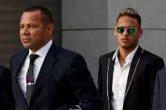 Neymar (derecha) a punto de entrar con su padre a la Audiencia Nacional.