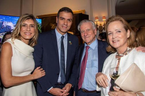 El presidente del Gobierno espaol, Pedro Snchez (c), y su esposa,...