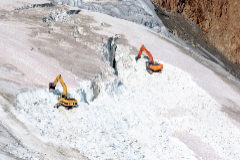 Mquinas excavadoras en el glaciar de Pitztal, en Austria.