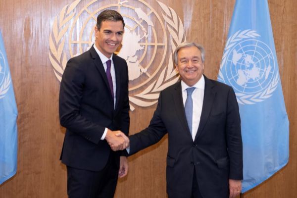 El presidente del Gobierno, Pedro Sánchez, con el secretario general...