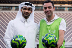 Xavi Hernndez junto Hasan Al Thawadi, secretario general del comit organizador del Mundial.