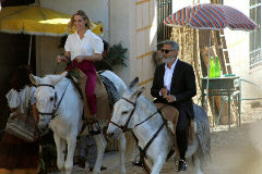 George Clooney sigue grabando en Madrid: hoy, paseo en burro por Navalcarnero