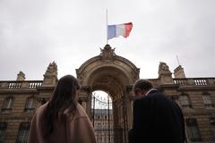 Metz (France).- A French flag flies at a half-mast following the death of French former president Jacques <HIT>Chirac</HIT> at the Elysee Palace in Paris, France, 26 September 2019. <HIT>Chirac</HIT> died peacefully surrounded by his family, aged 86. The former French president Jacques <HIT>Chirac</HIT>'s health was troubled ever since a 2005 stroke he suffered while still in office. He was head of state from 1995 to 2007, was twice president, twice prime minister and 18 years mayor of Paris. (Francia) EPA/