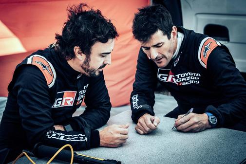 Alonso junto a Marc Coma.