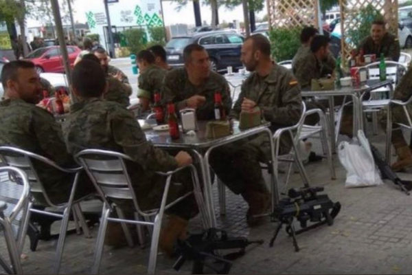 Imagen de militares en la terraza de un bar, en Vilafranca del...