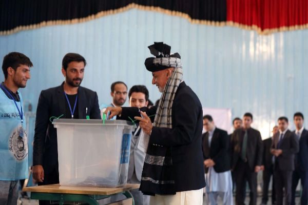 Kabul (Afghanistan).- Afghanistan president Ashraf Ghani (C) casts his...