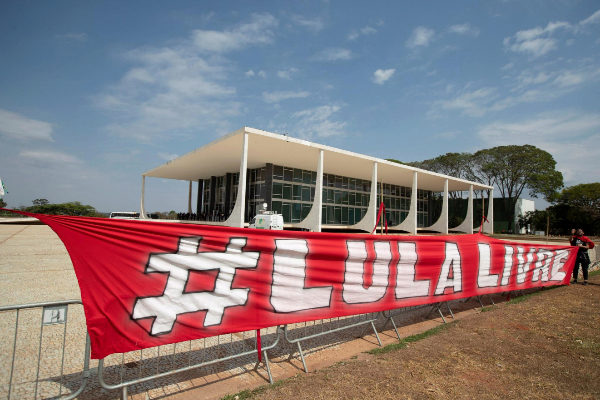 AME1601. BRASILIA (BRASIL).- Vista de una pancarta frente a la Corte...