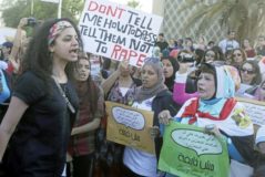 Mujeres protestan contra el acoso sexual frente a la pera en El Cairo.