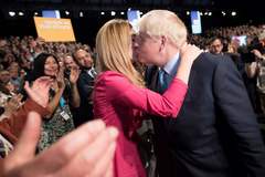 Johnson besa a su novia durante la conferencia