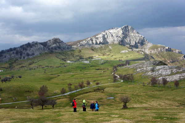 Excursionistas en el monte Gorbea.