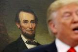 Un retrato de Abraham Lincoln cuelga detrs de Donald Trump.