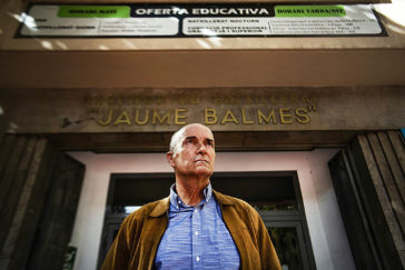 Rafael Alsina, inspector de Educacin en Catalua, en la puerta del Instituto Jaume Balmes, en Barcelona.