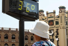 Un termmetro marca 36 grados centgrados en el centro de la ciudad de Valencia, donde este martes se han alcanzado valores histricos, pues en octubre solo se ha llegado en una ocasin desde 1869 a este hito trmico.