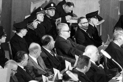 Victor Capesius, en el centro de la imagen y con gafas de sol, durante el juicio celebrado en 1964 en Frankfurt sobre Auschwitz.