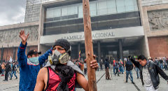 Toque de queda  tras tomar los indgenas la Asamblea Nacional al grito de "Fuera Lenn Moreno!"