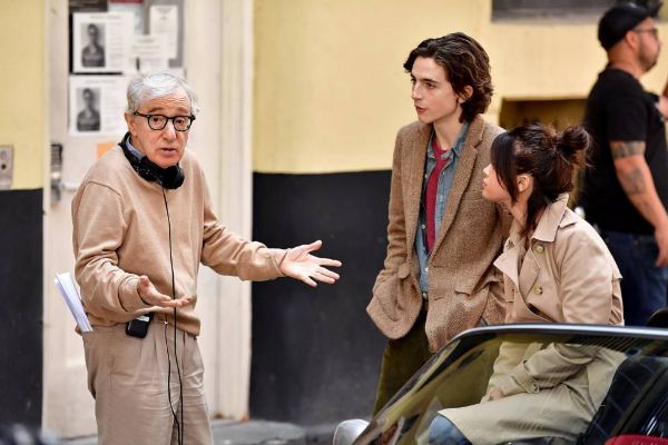 Woody Allen, Timothée Chalamet y Selena Gomez en el rodaje de la película.