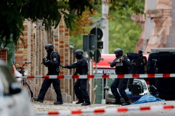 Oficiales de polica en Halle (Alemania), en el lugar del tiroteo.