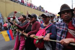 Miembros de comunidades indgenas participan en una manifestacin hoy, en Quito.