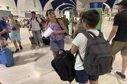 Juana Rivas, junto a su hijos en Sevilla, se dispone a tomar un vuelo...