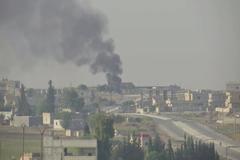 Una columna de humo en la fronteriza Tel Abyad, en plena ofensiva turca.