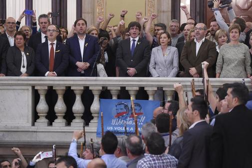 Carles Puigdemont, Oriol Junqueras y dirigentes separatistas, tras la...