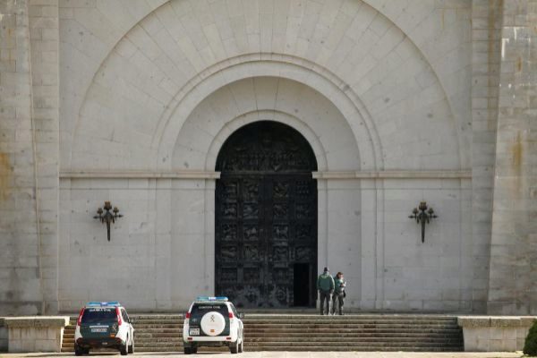 Agentes de la Guardia Civil, en la entrada del mausoleo del Valle de...