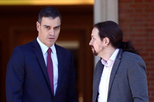 El secretario general de Podemos, Pablo Iglesias, es recibido por el...